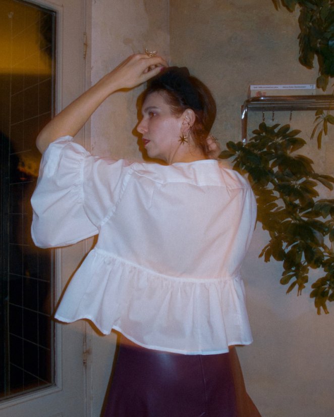 Biela maxi volánová košeľa s mašľami