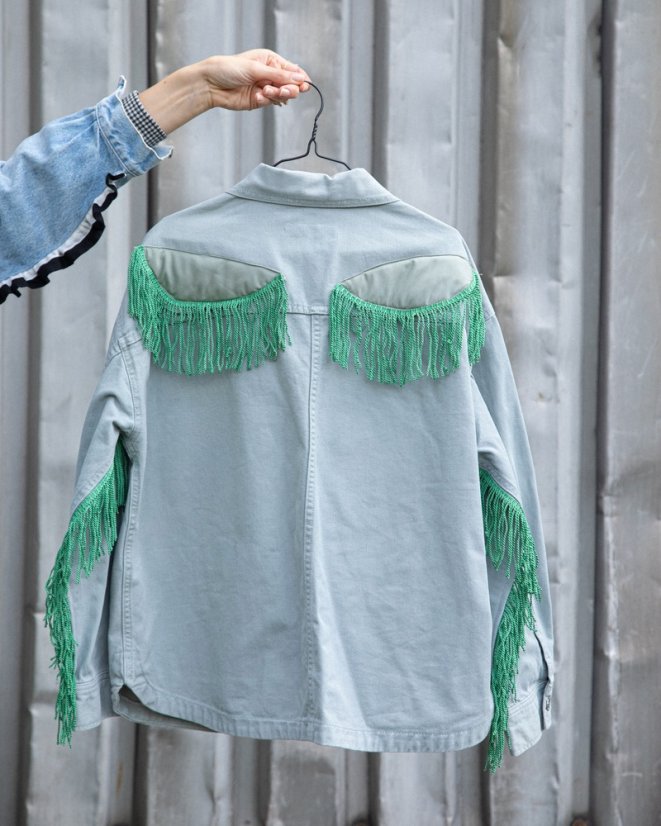 Svetlá bunda so strapcami