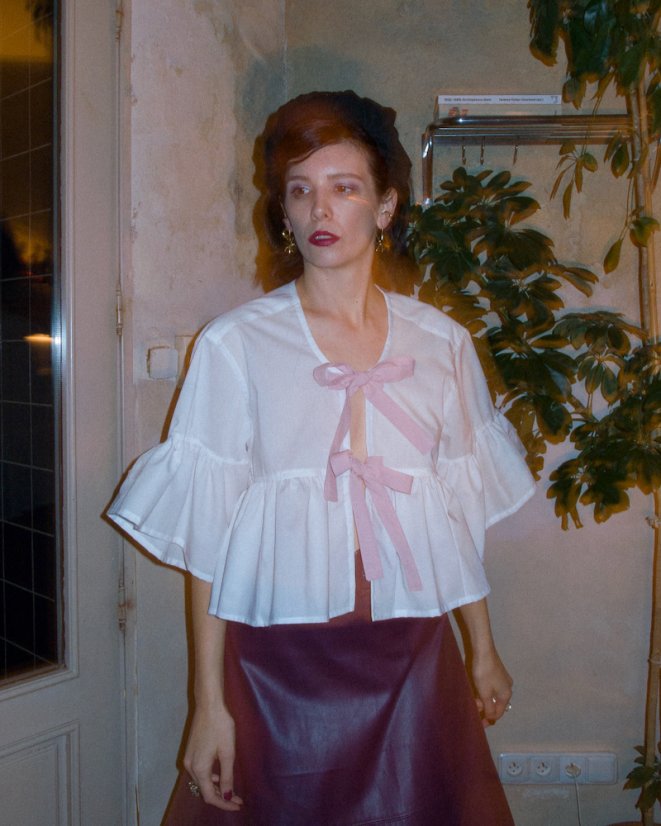 Biela maxi volánová košeľa s mašľami