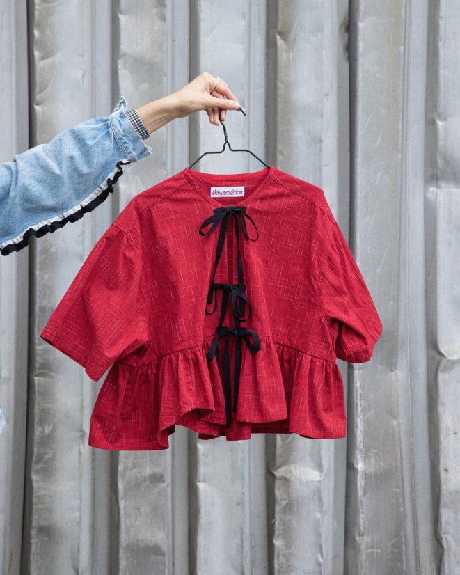 Červená volánová košeľa s mašľami