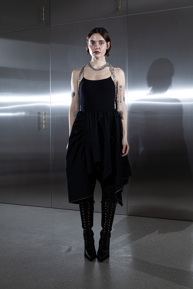 Čierna asymetrická sukňa