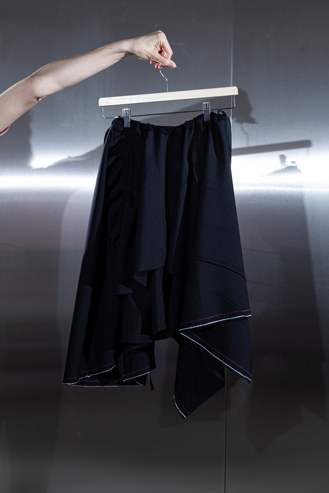 Čierna asymetrická sukňa